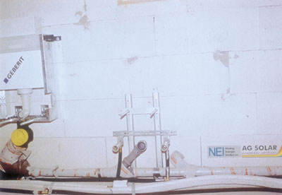 Vorwandinstallation auf unverputzter Außenwand: Unverputzte Wände sind nicht ausreichend luftdicht. Werden Sanitärgegenstände direkt darauf befestigt, lässt sich die Luftdichtheit nur schwer herstellen, da die Beplankung der Vorwand eine Vielzahl von Durchdringungen aufweist. Vor Einbau der Vorwandinstallation muss die Außenwand mit einem Ausgleichs- oder Spachtelputz versehen werden. (Quelle: Niedrig Energie Institut)