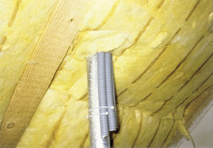 Ein Bündel Leerrohre für die Elektroinstallation: Es ist praktisch aussichtslos, hier einen luftdichten Anschluss der Dampfbremse herzustellen. (Quelle: Maria Feldhaus, Aachen)