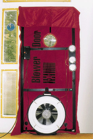 Für die Blower-Door-Messung wird ein Ventilator luftdicht in die Öffnung der Eingangstür installiert. (Quelle: Blower Door GmbH)