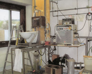 Das neu entwickelte wandhängende Tiefspülklosett aus Sanitärporzellan mit Wasser sparendem Rohrgeruchverschluss DN 60 auf dem Prüfstand der LGA Würzburg.