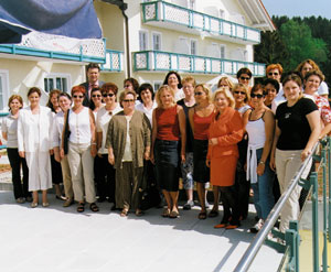 Gruppenbild mit Damen: Die Teilnehmerinnen des vom FV SHK Bayern veranstalteten Damenseminars 2003 mit Hauptgeschäftsführer Dr. Wolfgang Schwarz und Referentin RAin Kathrin Wachholz, Justitiarin der Innung Sanitär Heizung Klempner Klima Berlin (2. v.l.) im Sport- und Wellnesshotel Angerhof, St. Englmar/Bayrischer Wald.