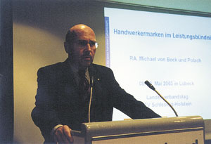 Licht und Schatten warfen die Fachleute auf das Marketinginstrument "Handwerkermarke". HGF von Bock und Polach wusste die SHK-Unternehmer mit den sieben Vorteilen der Handwerkermarke zu überzeugen. Hauptargumente waren der Baumarktausschluss und die Gewährleistungsvereinbarungen mit den nunmehr 13 Handwerkermarken-Herstellern. "Die Handwerkermarke ist die Verkörperung von Industriemarken, die dem Handwerk bekannt sind. Sie dient der Stützung des professionellen Vertriebsweges."
