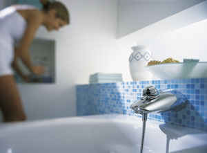 Armaturen im Bad übernehmen den Part von funktionellem und optischem Komfort. Die Wannen-thermostatarmatur "Ventura" von Oras sorgt mit ihren zwei Perlatoren für ein zügiges Befüllen der Badewanne. (Bild: Oras Armaturen GmbH & Co. KG)