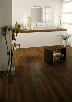 Die Idee des ganzheitlichen Komplettbades bringt neue Materialien ins Bad: Hier ein feuchtraumgeeigneter Laminatboden von WITEX, der das harmonische Wellnessflair perfekt zum Thema macht. (Bild: Witex AG)