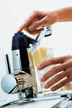 Sprudelarmatur KWC Soda - auf Knopfdruck wird "normales" Wasser mit Kohlensäure angereichert. Bild: KWC