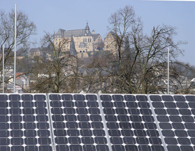 Eine Photovoltaikanlage mit 40 m2 Solarmodulen, die in der Spitze fünf Kilowatt Strom erzeugt, ist unter anderem auf dem Dach des Freizeitbades Aquamar montiert. Bild: Wagner & Co Solartechnik.