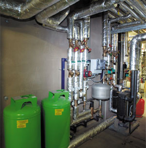 Im Technikraum des Marburger Aquamars ist sowohl die Desinfektionsanlage zur Legionellenbekämpfung als auch die Regelstation der Solaranlage untergebracht. Bild: T-CON