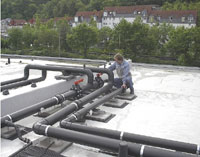 Diplom-Ingenieur Thiele überprüft die Zulaufleitungen der Absorberflächen. Bild: Thiele