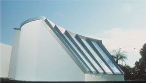 Die Sonnenenergie kann nun auch in der Saunalandschaft genutzt werden - mit der neuen Solar-Niedrigtemperatur-Sauna, die über eine Solarwand erwärmt wird. Bild: Klafs Saunabau