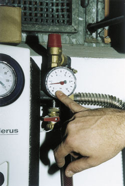 Auch der Systemdruck muss überprüft werden. (Bild: IKZ-HAUSTECHNIK)