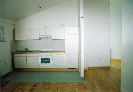 Für individuelle Ausstattungs- und Dienstleistungswünsche der Käufer oder Mieter bietet Turm 12 allen erdenklichen Freiraum. Die rollstuhlgerechte Montage aller Bedienelemente verursacht keine Mehrkosten. Im Bild zu sehen: das optische Signal für die Türklingel. Bei Bedarf kann problemlos und ohne bauliche Veränderungen eine rollstuhlgerechte Küche installiert werden.