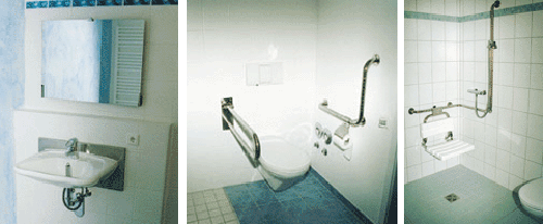 Das barrierefreie Bad verfügt über eine bodengleiche Dusche mit Klappsitz, rollstuhlgerechte Ausführung des WC- und Waschtischbereichs (höhenverstellbar). Entsprechend der Käufer- oder Mieterwünsche kann darauf auch verzichtet werden. Allerdings ist die nachträgliche Montage durch entsprechende Vorinstallationen gewährleistet.