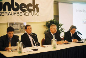 Die Moderation hatte Hans-Peter Sproten, Geschäftsführer Technik im Fachverband SHK NRW (ganz links). Neben ihm Kundendienstleiter Klaus Krieger, Grünbeck-Geschäftsführer Dr. Günter Stoll und Wolfgang Szary vom Verkauf.