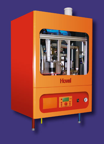 So kompakt kann Kraft-Wärme-Kopplung sein: Das wandhängende SteamCell-Gerät begnügt sich mit den Abmessungen und mit dem Gewicht eines Wand-Gasbrennwertkessels (Bild: Hovalwerk AG).