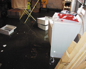 Der größte anzunehmende Unfall für jeden Hauseigentümer: Der Keller ist trotz Rückstausystem überflutet worden. Im vorliegenden Fall standen 150 m2 Keller unter Wasser. Der reine Sachschaden ohne Gebäudeschäden: rund 100.000 Euro.