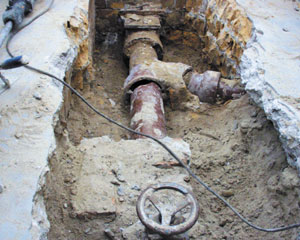 Das Hauptabwasserrohr und der alte Rückstauschutz sind jetzt freigelegt. Deutlich zu sehen ist, dass ein Abwasserrohr nicht durch die alte Rückstauklappe gesichert worden war. Hieran waren zwei Bodenabläufe sowie der Waschmaschinenablauf angeschlossen.