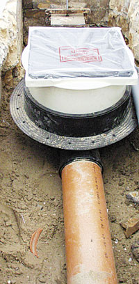 Die Rückstaupumpanlage schützt jetzt das gesamte Gebäude vor Rückstau aus dem Kanalnetz. Gleichzeitig wird das bei Regen anfallende Wasser sicher gegen den Rückstau in den Kanal gepumpt.