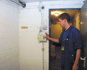 Letzte Funktionstests an der Schalt- und Kontrolleinrichtung.