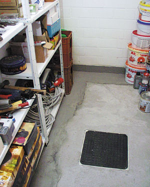 Von der Rückstaupumpanlage ist nichts mehr zu sehen. Durch einfaches Anheben des Deckels jedoch können Wartungsarbeiten am System schnell und sicher vorgenommen werden.