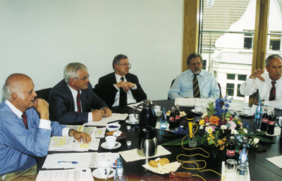 Die "Düsseldorfer Runde" und ihre Teilnehmer: v.l. Dr. Hans-Georg Geißdörfer, Friedhelm Holtsträter, Dr. Hermann-Heinrich Schulte, Prof. Dr.-Ing. Helmut Burger, Karl-Heinz Peikert, Hartmut Dalheimer, Klaus Wenker, Günther Klauke und Günter Runte.