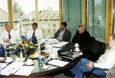 Die "Düsseldorfer Runde" und ihre Teilnehmer: v.l. Dr. Hans-Georg Geißdörfer, Friedhelm Holtsträter, Dr. Hermann-Heinrich Schulte, Prof. Dr.-Ing. Helmut Burger, Karl-Heinz Peikert, Hartmut Dalheimer, Klaus Wenker, Günther Klauke und Günter Runte.