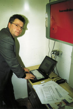 Jan Altenkirch, VES Niederlassung Dresden, demonstriert die einfache und unkomplizierte Ablesung per Laptop und Schnittstelle.