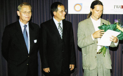 Steffen Flath (Mitte), Sächsischer Staatsminister für Umwelt und Landwirtschaft, nahm gemeinsam mit Landesinnungsmeister Herbert Reischl (links) die Auszeichnung des SHK-Solarmeisters Sachsen vor. Timo Leukefeld (rechts), Geschäftsführer der Soli fer Solardach GmbH aus Freiberg, nahm den 1. Preis - eine komplette Solaranlage von Ritter/Paradigma im Wert von mehr als 6000 Euro - entgegen. Das Unternehmen hatte innerhalb von zwei Jahren 297 Solaranlagen mit einer Gesamtkollektorfläche von 7855 m2 installiert.