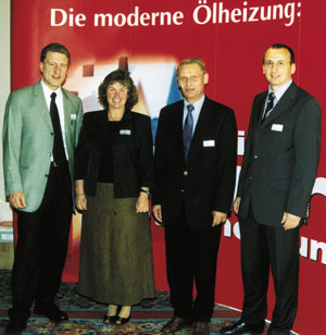 Zum Gruppenbild aufgestellt haben sich hier (v.l.n.r.) Dr. Ernst-Moritz -Bellingen (IWO), Sylvia Rohde (Sächsisches Landesamt für Umwelt und Geologie) sowie Landesinnungsmeister Herbert Reischl und Dr. Christian Küchen (IWO), die beide abwechselnd die Veranstaltung moderierten.
