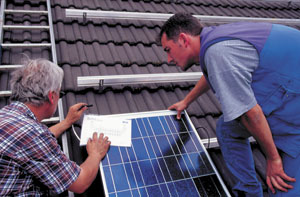 Um bei der Montage der Photovoltaikmodule nicht den Überblick zu verlieren, gibt ein Schaltplan detailliert Auskunft, welche Module miteinander zu einem Feld verkabelt werden.