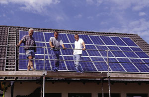 Betriebsinhaber Franz-Josef Becker (r.) und seine Mitarbeiter Holger Licht (M.) und Rudolf Schweisel (l.) präsentieren das Ergebnis: Innerhalb eines einzigen Tages haben sie die 30 Photovoltaikmodule auf das Dach gesetzt.
