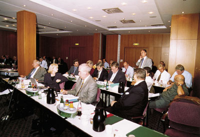 Zur Mitgliederversammlung trafen sich ZVSHK und Fachverbände am 24./25. September 2003 in Potsdam.