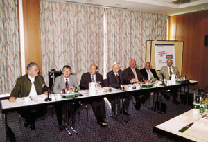 Der neugewählten Führungsebene des ZVSHK stehen drei turbulente Jahre bevor (v.l.): Werner Obermeier (Vize), Karl Schlüter, Hauptgeschäftsführer Michael von Bock und Polach, Bruno Schliefke (Präsident), Dieter Lackmann, Erwin Weller und Rolf Richter.