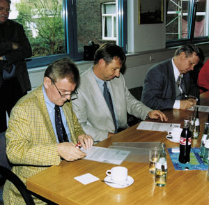 Kooperationsunterzeichnung (v.l.): Werner Hirschler (Obermeister der SHK-Innung Köln), Jürgen Weckler (Studiendirektor am Berufskolleg 10) und Klaus Thomalla (Schulleiter der Gemeinschaftshauptschule an der Albermannstraße).