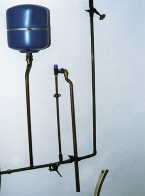 Die Installation nicht durchströmter Membranausdehnungsgefäße in Verbindung mit einer ebenfalls nicht durchströmten Anbindeleitung birgt die Gefahr von Verkeimungen im Trinkwassernetz.