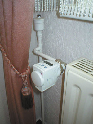 Mittels programmierbarer Thermostatköpfe (Typ Honeywell HR-40) können die Mieter Raumtemperaturen und Heizzeiten individuell einstellen.