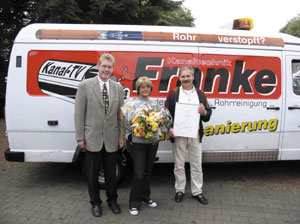 Elvira und Gerhard Franke (rechts) haben ihr Kanaltechnik-Unternehmen durch die ÜWG-SHK zertifizieren lassen.