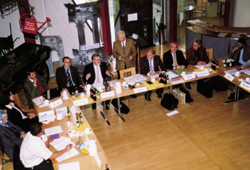 Themen rund um die Ölheizung diskutierten Entwicklungs-Chefs der Industrie und Vertreter des Fachhandwerks.
