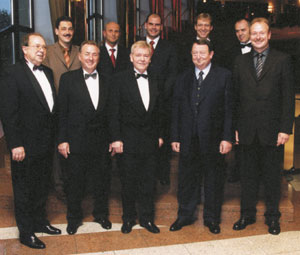 Der Vorstand der Innung SHK Köln: (v.l.u.) stv. Obermeister Johannes Schaefer, Herbert Kläsener, Obermeister Werner Hirschler, Geschäftsführer Wolf-Rainer Caesar, stv. Obermeister Bernd Hecker, (v.l.o.) stv. Lehrlingswart Peter Berboth, Georg Olbertz, Wolfgang Anding, Michael Pohl, Lehrlingswart Gerd Hubacher.