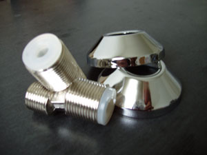 Bild 4: Im Gegensatz zu den übrigen Armaturen verfügten alle Armaturen mit ABP über S-Anschlüsse mit Wasserschalldämpfer. Hieraus ergibt sich, dass die eingebauten Dämpfer als wichtigste Ursache für die unterschiedliche Geräuschentwicklung der Armaturen anzusehen sind.