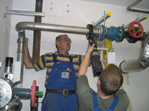 Verlegen einer Trinkwasserleitung aus einem Edelstahl-Presssystem.