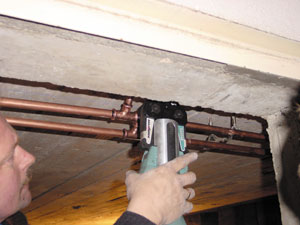 Verlegen einer Heizungsleitung mit Pressfittings aus Kupfer und Rotguss.