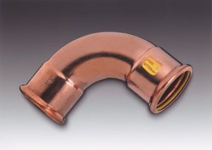 Pressfitting aus Kupfer für Gasinstallationen.