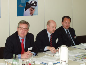 Detailierte Zahlen und Fakten zur konjunkturellen Situation in der Sanitärarmaturenindustrie nannten die AGSI-Funktionäre anlässlich der diesjährigen Fachpressekonferenz: (v.l.) Dr. Michael Pankow, Andreas Dornbracht, Wolfgang Burchard.