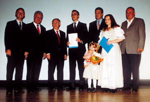 Jedes Jahr zeichnet der Fachverband junge Fachleute aus, die mit ihren Diplomarbeiten zukunftsweisende Gedanken entwickelt haben. In diesem Jahr hat Thomas Wachinger (4. v.l.) mit der Beurteilung unterschiedlichster Wärmeerzeuger in Bezug auf Umweltfreundlichkeit und Wirtschaftlichkeit den zweiten Platz belegt. Birgit Striegl (2. v.r.) untersuchte in ihrer Arbeit die Grundtugenden der Hauptschulabgänger. Für ihre Arbeit erhielt sie den ersten Platz.