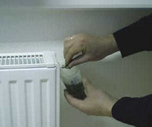 Geruch und Aussehen des Heizungswassers, lassen zwar die Probleme erahnen, konkrete Aussagen sind jedoch ohne Analyse schwer zu treffen.