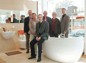 Beteiligte am Pilot-Projekt Bad Atelier: (hintere Reihe von links nach rechts) Winfried Neukirch, Leiter Business Development Villeroy & Boch AG, Torsten Böker, Inhaber Villeroy & Boch Bad Atelier Bad Oeynhausen, Sonja Böker, Inhaberin Villeroy & Boch Bad Atelier Bad Oeyhausen, Alexander Welling, Projektleiter Villeroy & Boch Bad Atelier Bad Oeynhausen. (Vordere Reihe von links nach rechts) Anne Hofmann, Innenarchitektin und Inhaberin Villeroy & Boch Bad Atelier Bad Oeynhausen, Christian Wadsack, Innenarchitekt und Inhaber Villeroy & Boch Bad Atelier Bad Oeynhausen.