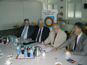 Bei der Unterzeichnung des Rahmenvertrags (von links): IKK-Regionaldirektoren Albert Kramer und Detlef Rosenbaum, Obermeister Michael Gierlich und Innungsgeschäftsführer Assessor Ernst Wittlich.