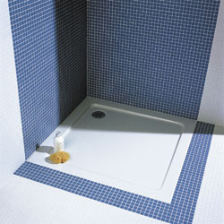 Duschwannen für bodengleichen Einbau sind je nach Fabrikat in Stahl oder Acryl sowie mit Antislip-Belag oder Schmutz abweisender Beschichtung erhältlich. Bild: Atlantis