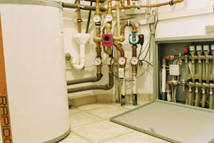 Bild 3: Mehrwege-Mischverteiler (Bildmitte) in einer Hausanlage mit Radiatoren, Fußbodenheizung, Wärmepumpe und Speicher.