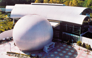 Bild 1: Kugel und Kreisring-Segmente sind die geometrischen Ausgangsformen dieses außergewöhnlichen Telekommunikations-Zentrums in Gwachon City, Korea. Metall bot sich als besonders gut anpassbare und dauerhafte Außenhaut, um die Gebäude vor Witterungseinflüssen zu schützen. Architekten: Space oh Associates, Seoul. Foto: Rheinzink